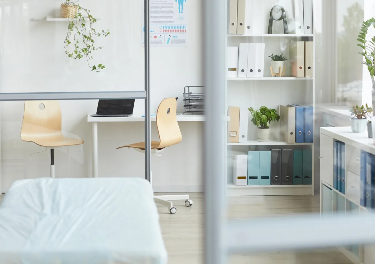 Helles, modernes Behandlungszimmer