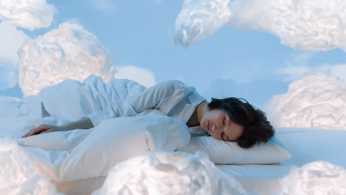 Frau schläft auf Wolken unter blauem Himmel