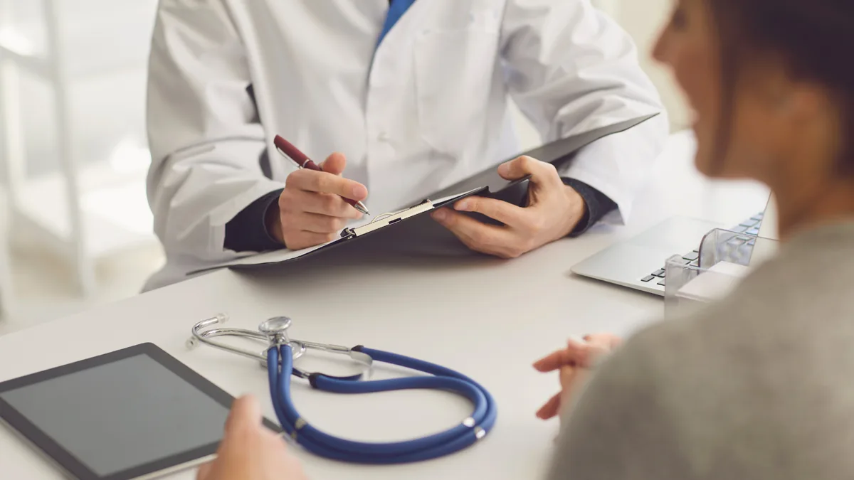 Ärztin bespricht Unterlagen mit einer Patientin
