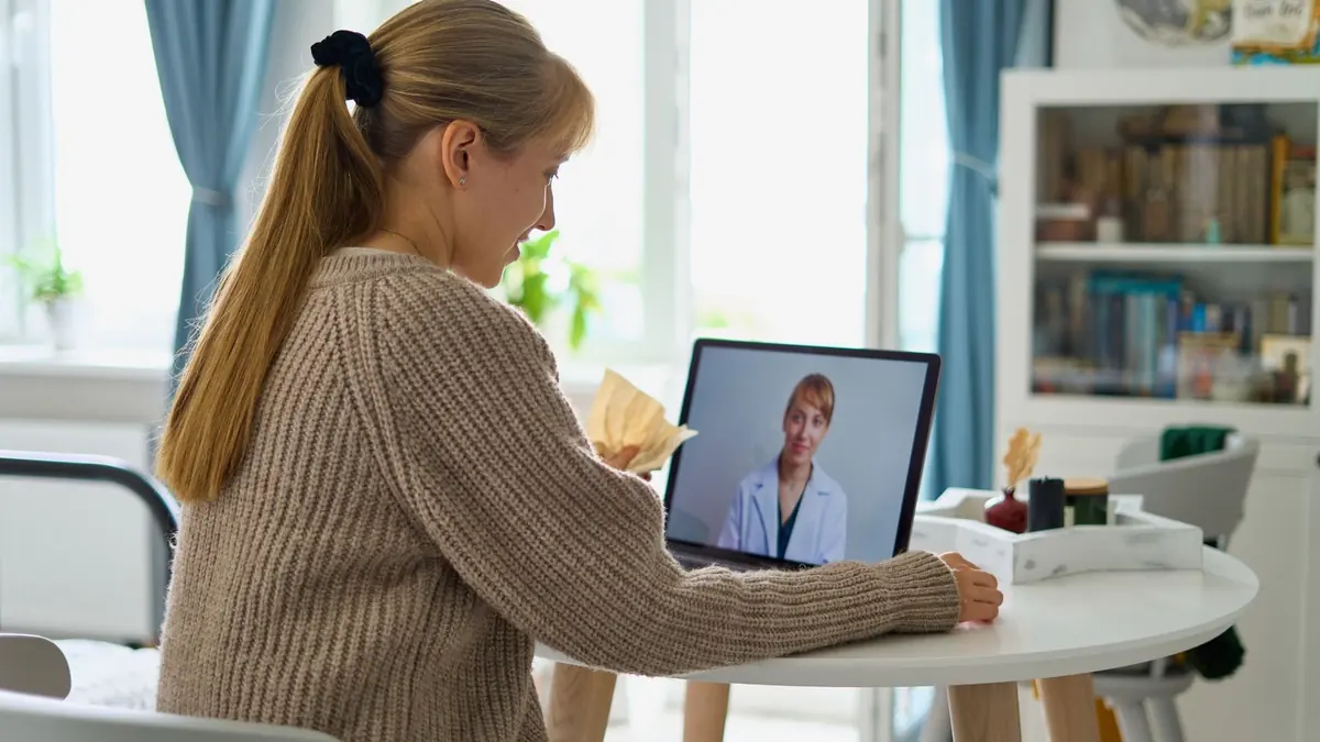Frau in einer Videosprechstunde am Laptop