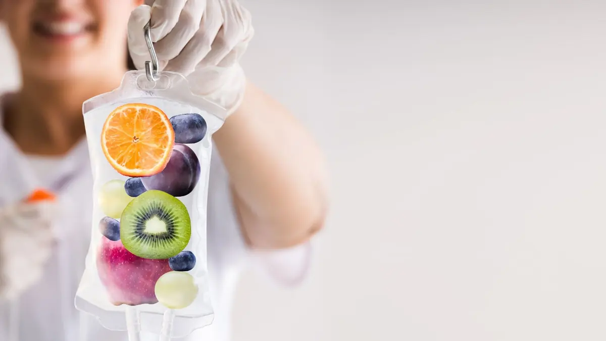 Hand hält einen Infusionsbeutel mit Obstscheiben