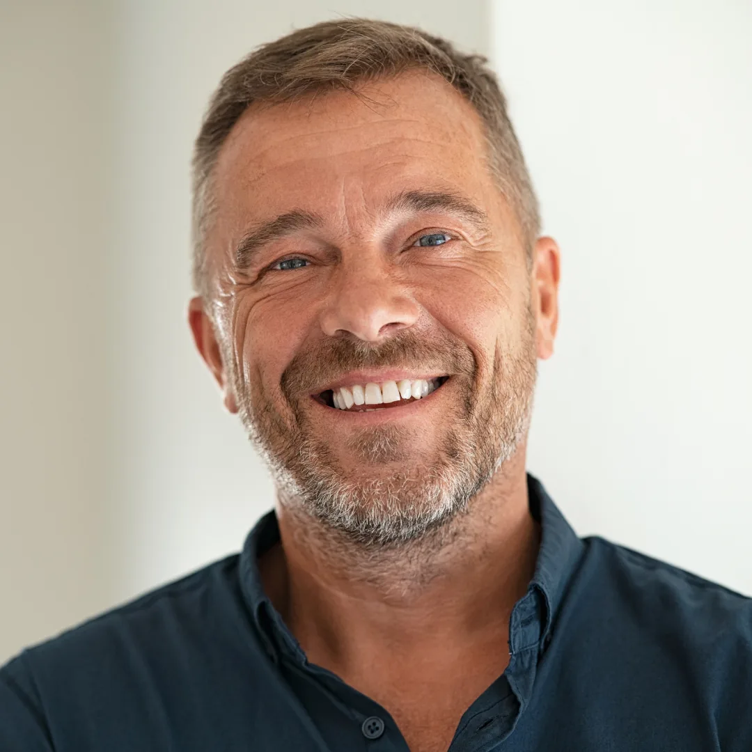 Lächelnder Mann mittleren Alters