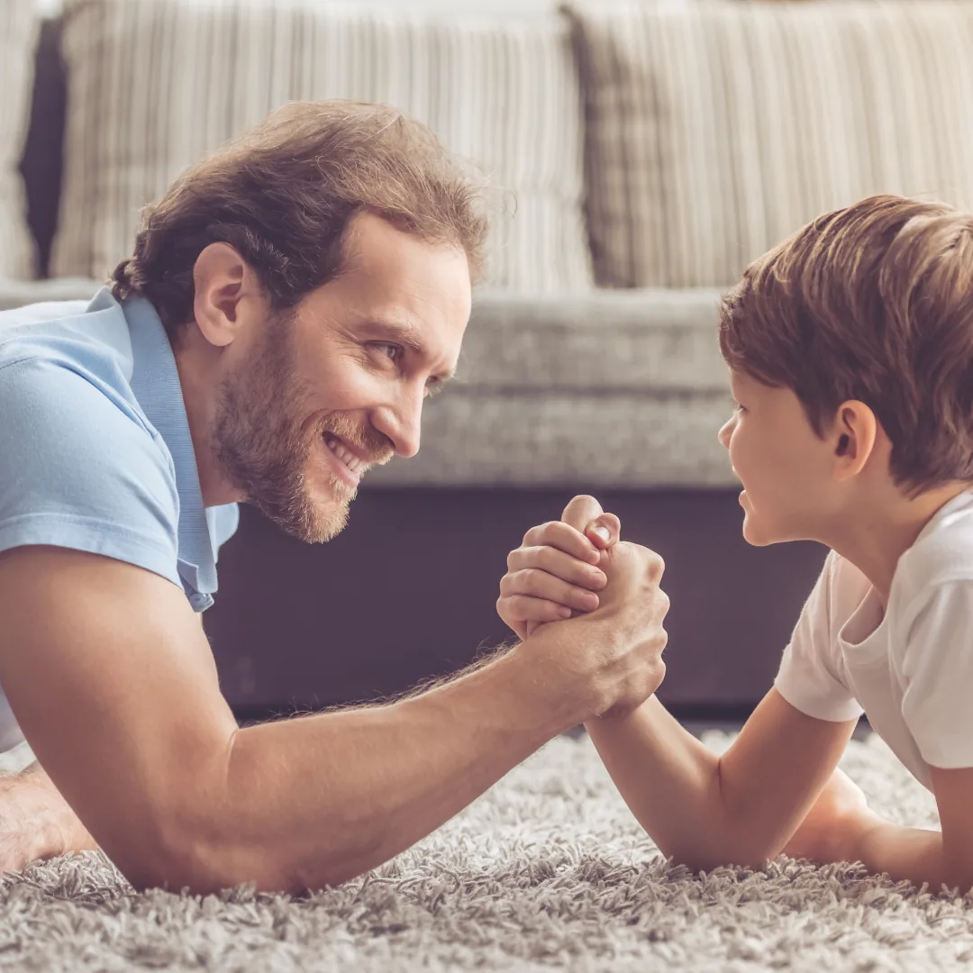Vater und Sohn beim Armdrücken
