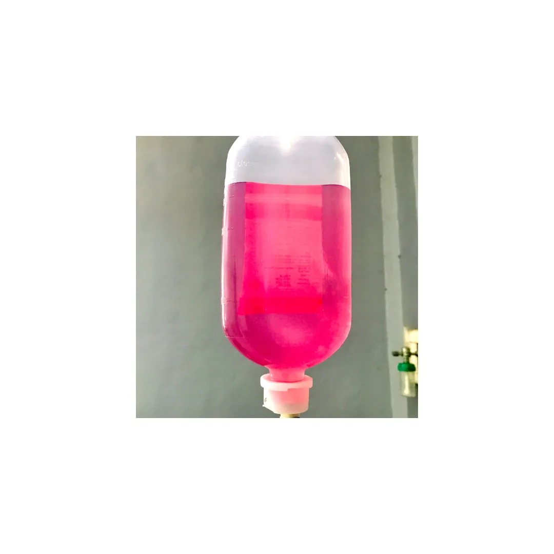 Infusionsbeutel mit rosafarbener Lösung