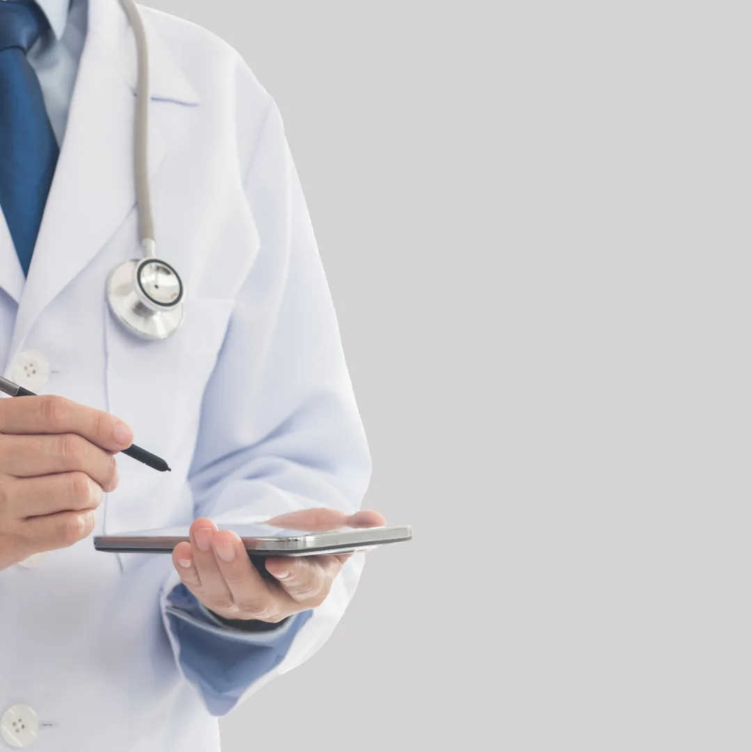 Arzt mit Tablet im Behandlungsraum